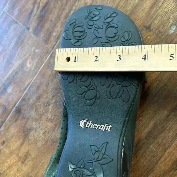 Therafit Olivia’s Women’s Adjustable Cross Strap Sandals - Picture 8 of 8